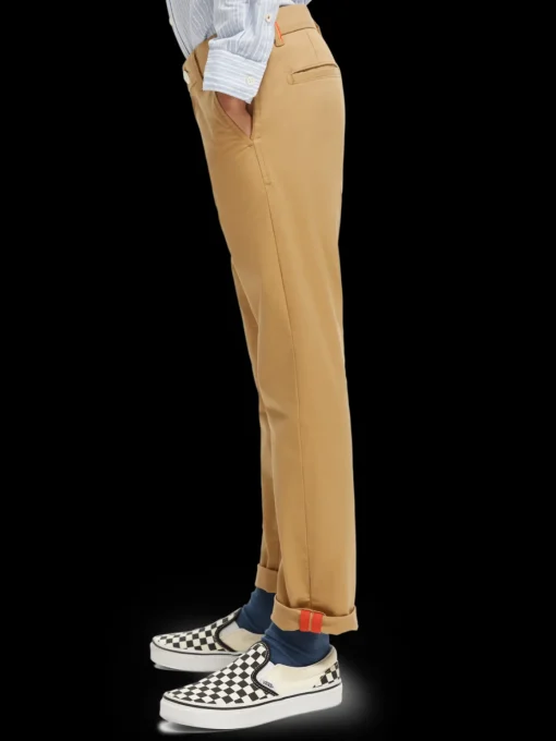 Essential regular slim fit- classic chino