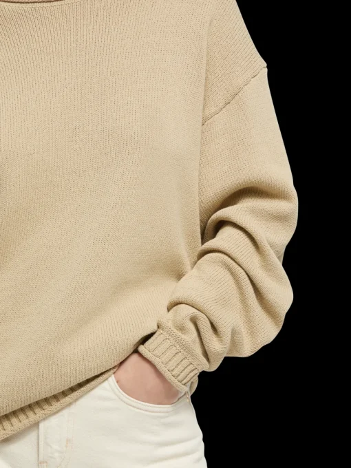 Pullover with rolled edges