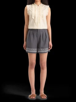 Sleeveless ruffle shirt