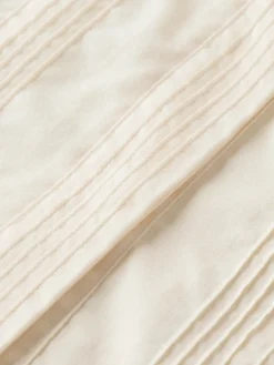 Sleeveless ruffle shirt